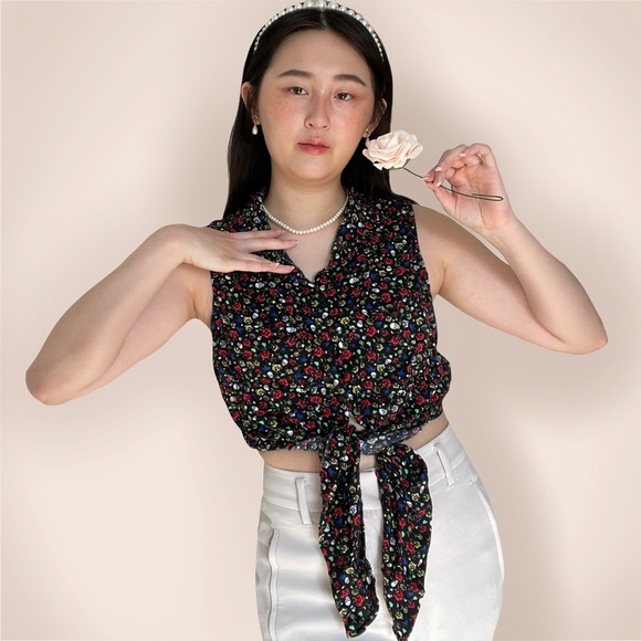 Sleeveless black tie front top ft. floral skull print. - Picture 2 of 4